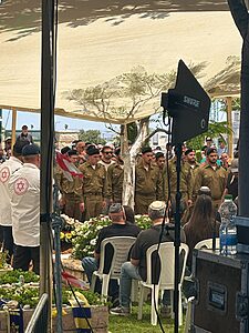 מאות בני אדם מלווים כעת בדרכו האחרונה, בבית העלמין הצבאי בראשון לציון, את סרן איתן שמואל למברג ז״ל שנפל בקרב בלבנון