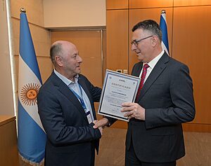 שר החוץ גדעון סער נפגש עם ניצולי הפיגוע בשגרירות בארגנטינה: "היוזמה והתכנון – של איראן וחיזבאללה"