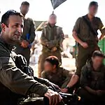 אחרי יותר משנתיים של לחימה בשלוש גזרות שונות, מפקד חטיבת גולני מסיים את תפקידו