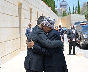 שר החוץ גדעון סער נפגש בירושלים עם נשיא סומלילנד, אבדירחמן מוחמד עבדילאהי, וחשף כי השניים ניהלו מגעים חשאיים ואף נפגשו בדיסקרטיות באוקטובר האחרון, חודשים לפני כינון היחסים הרשמיים