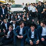 מאות מפגינים מהפלג הירושלמי חוסמים כעת את מחלף גנות וכבישים בירושלים