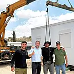 ציון דרך בהתיישבות בצפון השומרון: מועצת שומרון ותנועת אמנה הציבו מבני מגורים ראשונים ביישוב החדש "עמק דותן", המיועד לאכלס בעתיד מאות משפחות