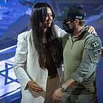 רגע מרגש בבית הנשיא: קצין הימ״מ שהשתתף במבצע חילוץ נועה ארגמני משבי חמאס עלה איתה לבמה בטקס לציון 50 שנה למבצע אנטבה
