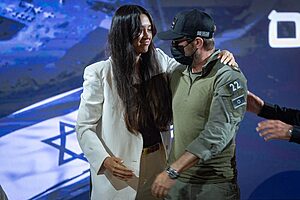 רגע מרגש בבית הנשיא: קצין הימ״מ שהשתתף במבצע חילוץ נועה ארגמני משבי חמאס עלה איתה לבמה בטקס לציון 50 שנה למבצע אנטבה