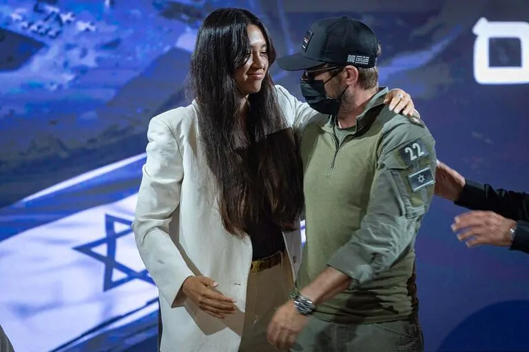 רגע מרגש בבית הנשיא: קצין הימ״מ שהשתתף במבצע חילוץ נועה ארגמני משבי חמאס עלה איתה לבמה בטקס לציון 50 שנה למבצע אנטבה