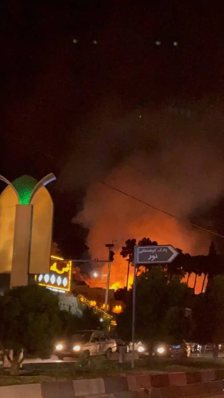 דיווחים באיראן על שריפות נרחבות בעיר שיראז לאחר תקיפות מהאוויר