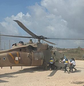 מבית החולים איכילוב נמסר כי מזירת הפיגוע בחוות גלעד פונו באופן מוסק שני פצועים עם פציעות ירי למחלקה לרפואה דחופה