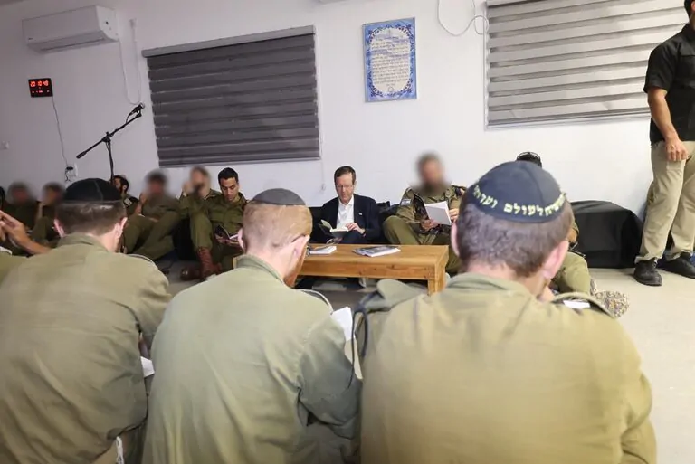 הנשיא הרצוג בערב תשעה באב בבא"ח מכבים: "נלחמים בשנאת החינם"