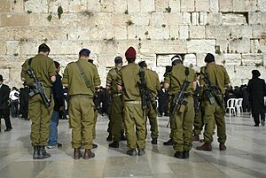 פסק הלכה בצה"ל לתשעה באב: לוחמים ותומכי לחימה מחויבים לאכול ולשתות