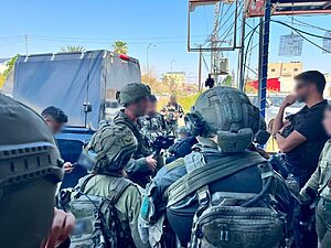 דובר צה"ל מעדכן כי הכוחות ממשיכים במרדף הנרחב אחר המחבל, תוך ביצוע סריקות, תחקור חשודים ואיסוף מודיעין במרחב הכפר עוג'ה ובעיר יריחו