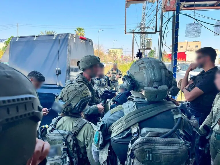 דובר צה"ל מעדכן כי הכוחות ממשיכים במרדף הנרחב אחר המחבל, תוך ביצוע סריקות, תחקור חשודים ואיסוף מודיעין במרחב הכפר עוג'ה ובעיר יריחו