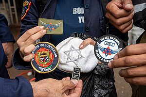 כוחות החילוץ הישראליים והקולומביאניים החליפו תגים כמחווה של שותפות במשימה בקאלי