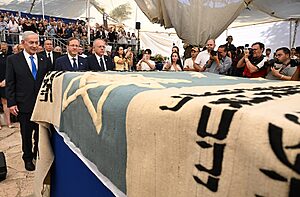 נתניהו בטקס קבורת עצמות סבו וסבתו של הרצל: נאלץ לעזוב טרם סיום האירוע בשל אירועים צבאיים ומדיניים דחופים