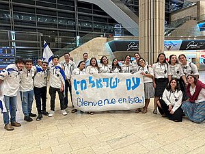 חופש גדול אחר: חניכי בני עקיבא מקבלים את פני העולים החדשים בנתב"ג