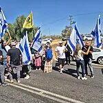 תנועת "צו 9" ו"עוטף ישראל" הגיעו הבוקר בסמוך לכרם שלום למחות על המצב בעזה וכניסת הכוחות הבינלאומיים בקרוב. רעות בן חיים, ממובילי צו 9: "המצב הזה לא יכול להימשך, עם ישראל חייב להבין שהמפלצת משתקמת"