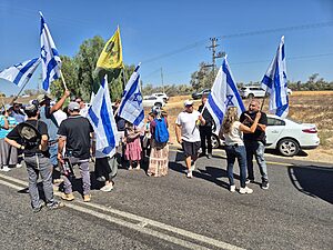 תנועת "צו 9" ו"עוטף ישראל" הגיעו הבוקר בסמוך לכרם שלום למחות על המצב בעזה וכניסת הכוחות הבינלאומיים בקרוב. רעות בן חיים, ממובילי צו 9: "המצב הזה לא יכול להימשך, עם ישראל חייב להבין שהמפלצת משתקמת"