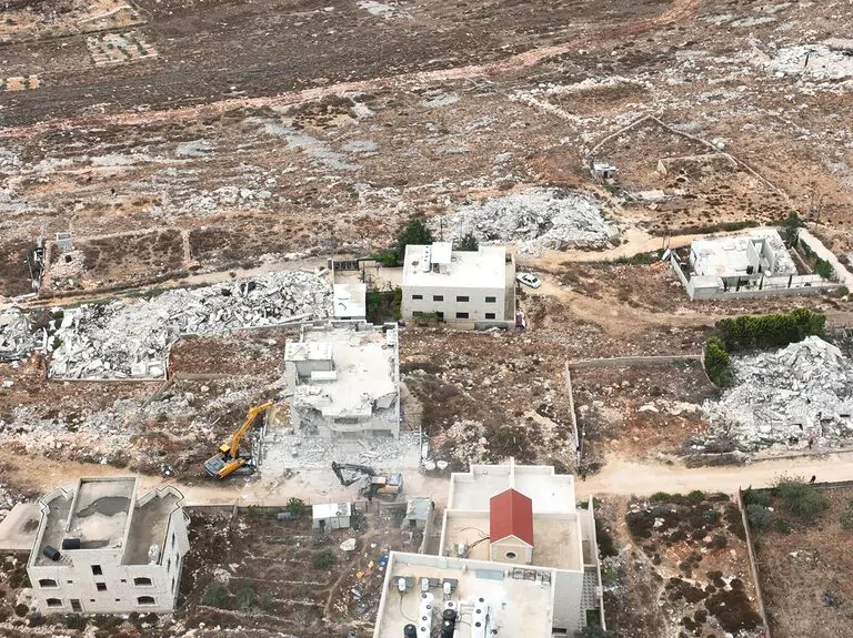 יחידת הפיקוח של המנהל האזרחי הרסה מבנים פלסטיניים בלתי חוקיים בבנימין ובשומרון, בהם ארבעה מבנים גדולים הסמוכים לכביש 465 ומבנים נוספים ליד הר ברכה. השר בצלאל סמוטריץ' הבהיר כי מדובר בהמשך מדיניות האכיפה נגד הבנייה הבלתי חוקית באזור