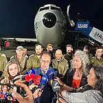 שגרירת ישראל בקולומביה, ויויאן אייזן, וסגן נשיא המדינה קיבלו בטקס מרגש מטוס סיוע ישראלי ובו כ־5 טונות של ציוד רפואי עבור נפגעי רעידת האדמה