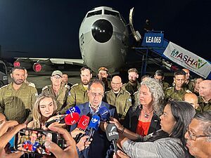 שגרירת ישראל בקולומביה, ויויאן אייזן, וסגן נשיא המדינה קיבלו בטקס מרגש מטוס סיוע ישראלי ובו כ־5 טונות של ציוד רפואי עבור נפגעי רעידת האדמה