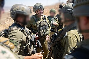 הרמטכ"ל זמיר בסוריה: "לא נאפשר לכוחות עוינים להתבסס בגבולותינו"