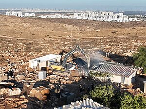 המנהל האזרחי פעל להסרת עשרות מבנים, נטיעות ופלישות בלתי חוקיות בסמוך ליישובים החדשים "מקדה" בהר חברון ו"שירה" בשומרון, כחלק ממדיניות האכיפה וחיזוק ההתיישבות