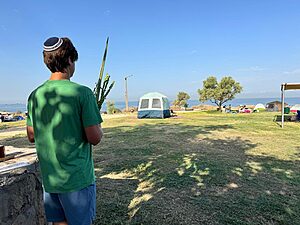 סוכות בטבע: מטיילים בגן הלאומי אשקלון במהלך חול המועד