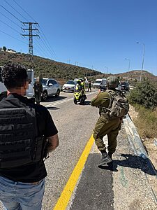 המחבל ביצע את הפיגוע ככל הנראה באמצעות נשק ארוך וייתכן שנמלט מהמקום ברכב