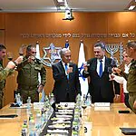 נתניהו בהרמת כוסית לראש השנה עם פורום מטכ״ל: ״אני משוכנע ביכולתנו להסיר את האיום אחת ולתמיד ולהפיל את המשטר באיראן שנלחם על חייו. אני אומר לאויבים שלנו – אל תתעסקו איתנו. יש לנו את הכוח, הנחישות והאחדות הפנימית לגבור עליכם״