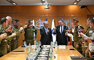 נתניהו בהרמת כוסית לראש השנה עם פורום מטכ״ל: ״אני משוכנע ביכולתנו להסיר את האיום אחת ולתמיד ולהפיל את המשטר באיראן שנלחם על חייו. אני אומר לאויבים שלנו – אל תתעסקו איתנו. יש לנו את הכוח, הנחישות והאחדות הפנימית לגבור עליכם״