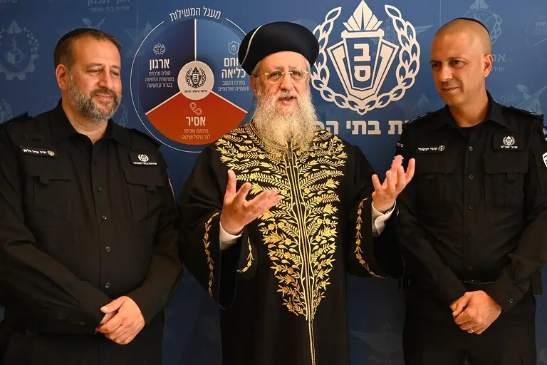 לקראת ראש השנה: הרב הראשי דוד יוסף סייר במתקני שב"ס ובירך את הלוחמים והסגל
