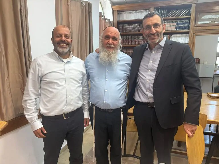 נשיא ההסתדרות הציונית העולמית הרב דורון פרץ בביקור בחברון: ״כאן לא רק לומדים את ההיסטוריה היהודית, ממשיכים לכתוב אותה״