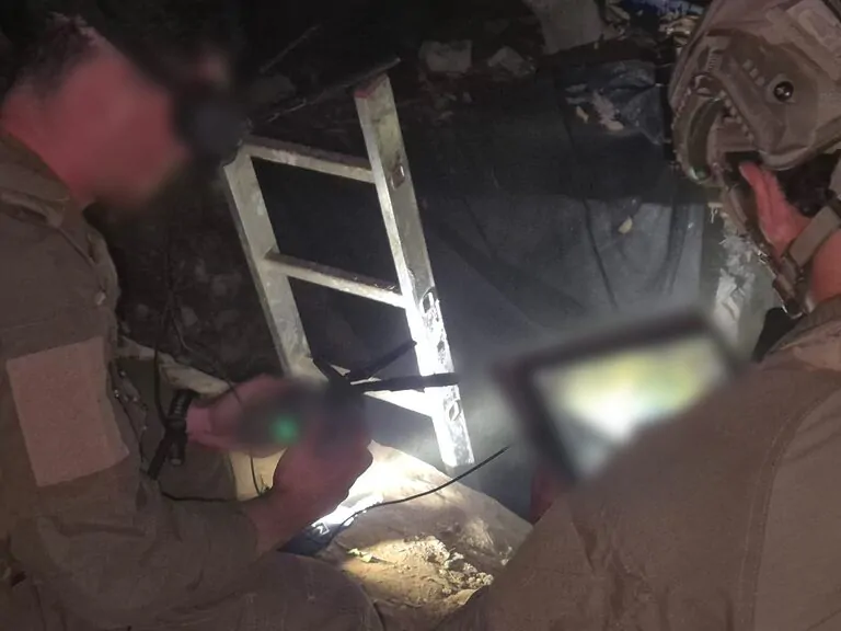 כוחות הביטחון בפיקוד חטיבת אפרים פעלו הלילה בקלקיליה ואיתרו שני פירים בעומק של כ-12 מטרים, לצד רובי M16, אקדח ותחמושת, ועצרו ארבעה חשודים בפעילות טרור