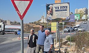 שנה לאחר הפיגוע הקטלני שבו נרצחו רעייתו איטה ובנו אפרים הי"ד, חנך הבוקר איש ההתיישבות יואל צור את "צומת צור" בציר ולרשטיין הסמוך לרמאללה, כשהוא מלווה בבתו ובנכדיו
