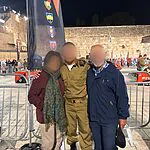 שני דורות, מורשת אחת: רב״ט א׳, לוחם בגדוד 607 בחטיבת גבעתי, מצולם לצד סבו שלחם במלחמת יום הכיפורים – סמל לרוח הלחימה והמשפחתיות העוברת מדור לדור לקראת חג הכיפורים
