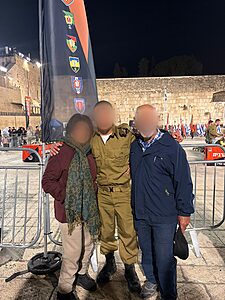 שני דורות, מורשת אחת: רב״ט א׳, לוחם בגדוד 607 בחטיבת גבעתי, מצולם לצד סבו שלחם במלחמת יום הכיפורים – סמל לרוח הלחימה והמשפחתיות העוברת מדור לדור לקראת חג הכיפורים