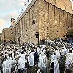 ​כ-27 אלף מבקרים הגיעו היום למערת המכפלה וליישוב היהודי בחברון במסגרת יומו השני של אירועי 'ימי המכפלה'. במשטרה ציינו כי ההיערכות המוגברת תימשך גם מחר ביומו האחרון של האירוע