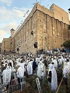 ​כ-27 אלף מבקרים הגיעו היום למערת המכפלה וליישוב היהודי בחברון במסגרת יומו השני של אירועי 'ימי המכפלה'. במשטרה ציינו כי ההיערכות המוגברת תימשך גם מחר ביומו האחרון של האירוע