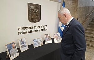 ראש הממשלה בנימין נתניהו: "הדלקתי היום נר זיכרון במשרד ראש הממשלה בירושלים לזכר כל נרצחי ה-7 באוקטובר על ידי מפלצות החמאס. העם מתאחד ביום הזה בגעגוע ליקירינו. נשלים את המשימה – באנו ונבוא חשבון עם כל המרצחים"