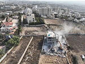 המנהל האזרחי החל בהריסת מבנים ערביים בלתי חוקיים בסמוך לזירת הפיגוע בחברון