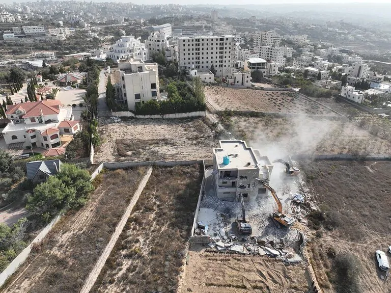המנהל האזרחי החל בהריסת מבנים ערביים בלתי חוקיים בסמוך לזירת הפיגוע בחברון