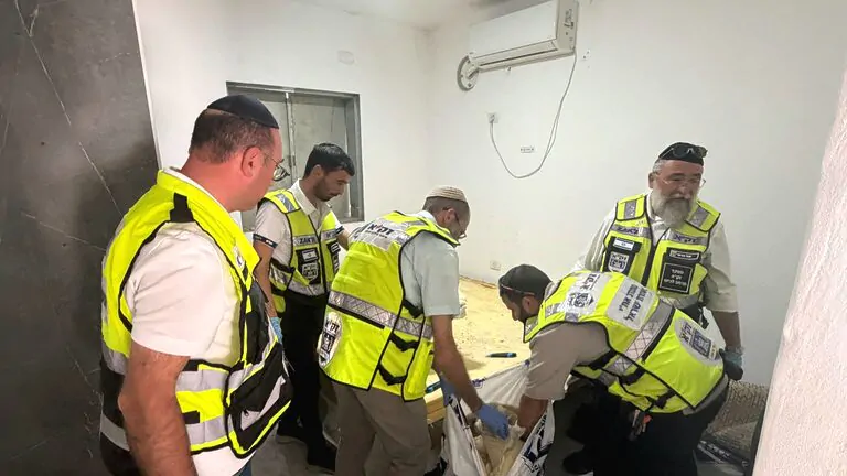 סגירת מעגל מצמררת במושב יכיני: 3 שנים לאחר שנרצח אליצור חג'בי הי"ד בטבח 7 באוקטובר, פתחה משפחתו את חדר השינה הנעול שנותר סגור מאז אסון. בחדר אותרו ממצאי קבורה, וצוותי זק"א הוזעקו למקום כדי לאסוף אותם ולהביאם לקבורה כדת, סמנכ"ל המבצעים בזק"א, חיים וינגרטן: "זכינו להשלים את הטיפול בכבוד המת ולהביא מעט נחמה למשפחה"
