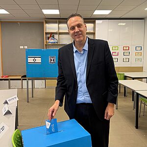 השר מיקי זוהר הצביע בקלפי הסמוכה לביתו בקריית גת וקרא לצאת להצביע: ״לא מחכים לרגע האחרון ולא הולכים לבלות בים לפני שמצביעים!״