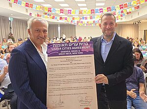 מועצת שומרון והעיירה העשירה גרייט נק מניו יורק חתמו על הסכם ברית ערים תאומות. ההסכם יקדם שיתופי פעולה כלכליים ותרבותיים. ראש העיר גרייט נק, ד"ר פדרם בראל: "הקשר עם השומרון חזק כסלע"