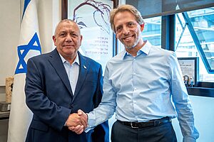 יו״ר מפלגת ישר!, גדי איזנקוט, מינה את חבר הכנסת המיועד רועי פולקמן ליו״ר סיעת המפלגה בכנסת ה-26. פולקמן כיהן בעבר כיו״ר סיעת כולנו בכנסת