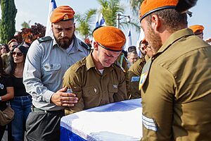 הלוויתו של סמל יובל שי סוילם הי"ד שנפל בפיגוע הירי בצומת יהודה מתקיימת כעת בהוד השרון