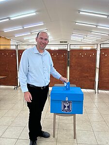 יו״ר ועדת החוקה, ח״כ שמחה רוטמן, גם יצא להצביע