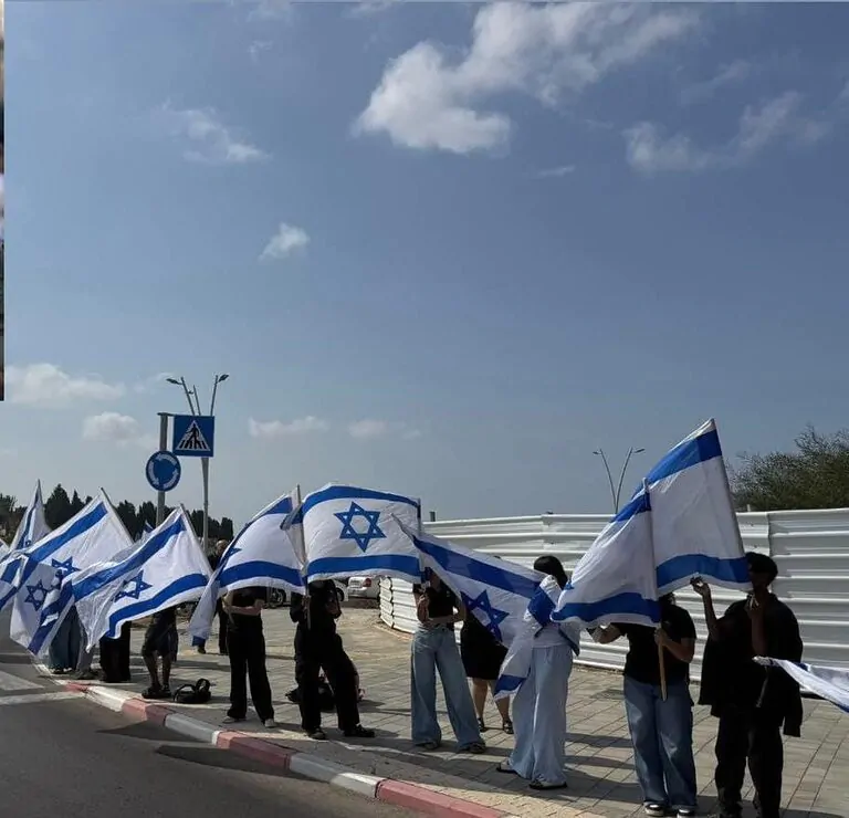 מאות בני אדם מלווים בשעה זו באשקלון את סמ״ר רון יונתן רויטמן הי״ד, לוחם צה״ל תושב העיר, שנפל בקרב עם מחבלים ביום שישי