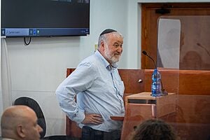 במהלך חקירתו של היועמ"ש לשעבר אביחי מנדלבליט על ידי עו"ד עמית חדד, פירט מנדלבליט על מגעיו המוקדמים עם ההגנה ועל היערכותו לעדות: "סירבתי להצעת עו"ד חדד להיפגש כי לא מתאים שתובע כללי לשעבר ייפגש עם סנגור. התכוננתי לעדות בעיקר באמצעות סקירת כתבות ועדכונים באינטרנט, והתייעצתי עם עורך דין בפגישה קצרה במישור הפרוצדורלי בלבד. לא שוחחתי על כך עם גיל לימון או חגי הרוש"