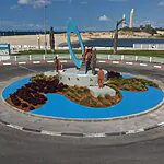 במקום שבו התחוללו הקרבות והטבח ב־7 באוקטובר הושלמה הקמת האנדרטה לזכר הנופלים והנרצחים. את הפסל שבכיכר הגה ויצר האמן לב אברמזון ז״ל, שהלך לעולמו לפני שהפרויקט הושלם
