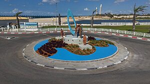 במקום שבו התחוללו הקרבות והטבח ב־7 באוקטובר הושלמה הקמת האנדרטה לזכר הנופלים והנרצחים. את הפסל שבכיכר הגה ויצר האמן לב אברמזון ז״ל, שהלך לעולמו לפני שהפרויקט הושלם
